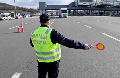 UHAPŠEN POLICAJAC: Saobraćajcu našli 80.000 evra, sa njim privedena i jedna žena