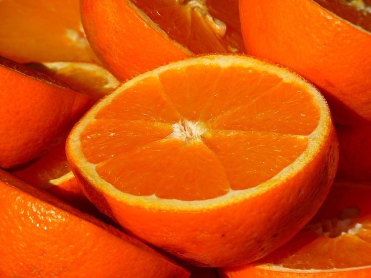 ČUDAN RAZLOG ALI RADI: Zašto se pomorandže i mandarine prodaju u crvenim mrežicama?