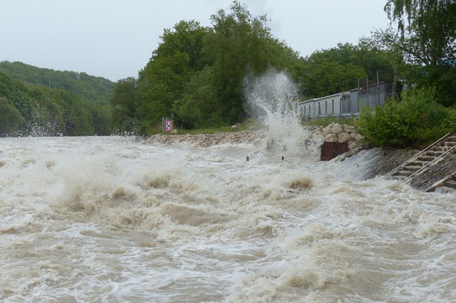 POPLAVA u Prijepolju: Ponovo se IZLILA reka Lim, voda preti da uđe u kuće