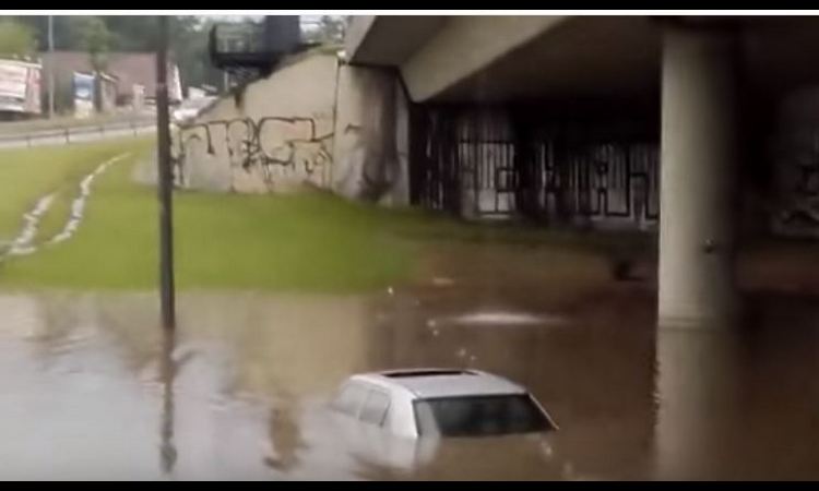 HOROR NA AUTOKOMANDI: Poplava nosila sve pred sobom, VATROGASCI spasavali ljude iz AUTOMOBILA!(VIDEO)