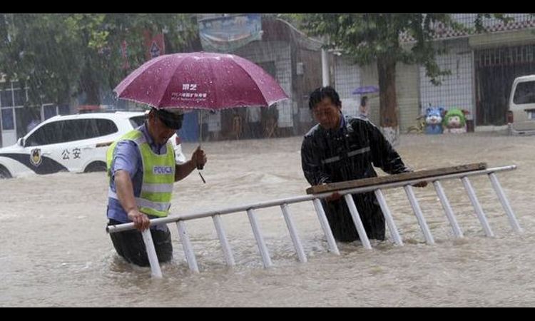HAOS U KINI: Najmanje 75 ljudi poginulo u POPLAVAMA, desetine hiljada evakuisano!