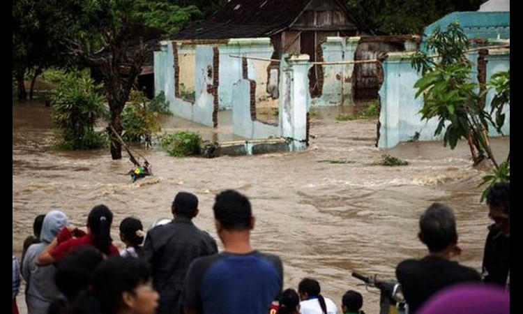 ALARMANTNO STANJE: Porastao broj stradlih u poplavama u Indoneziji!