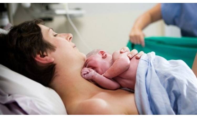 U SVRLJIGU SE ŽENA PORODILA  NA MINUSU,  ISPRED KUĆE: Majka dobro, beba posle reanimacije zaplakala!