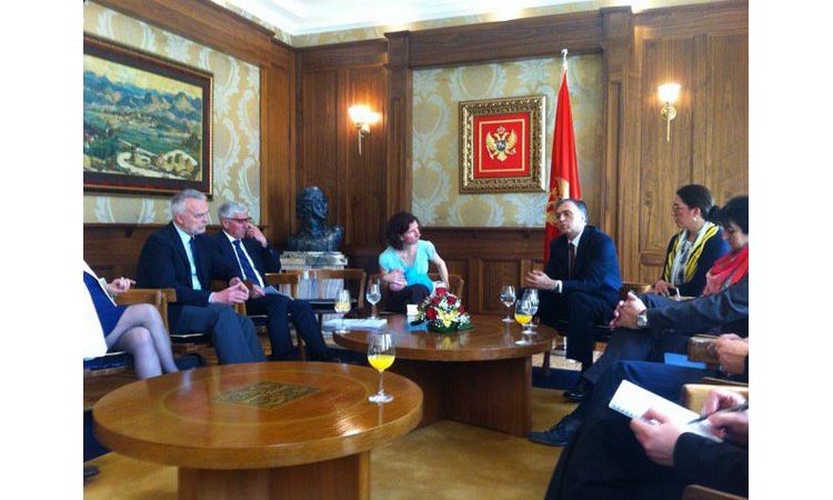 OD MALIH NOGU U POLITIKU: Poslanica sa bebom na sastanku kod crnogorskih zvaničnika