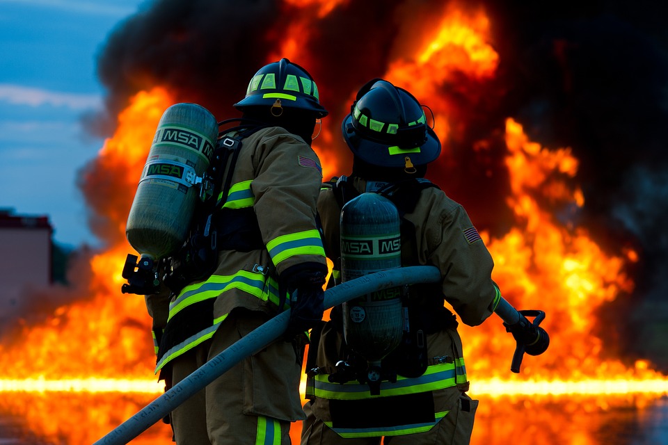 IZGOREO AUTIOMOBIL: Plamen je bio visok nekoliko metara, vatrogasci na licu mesta (VIDEO)