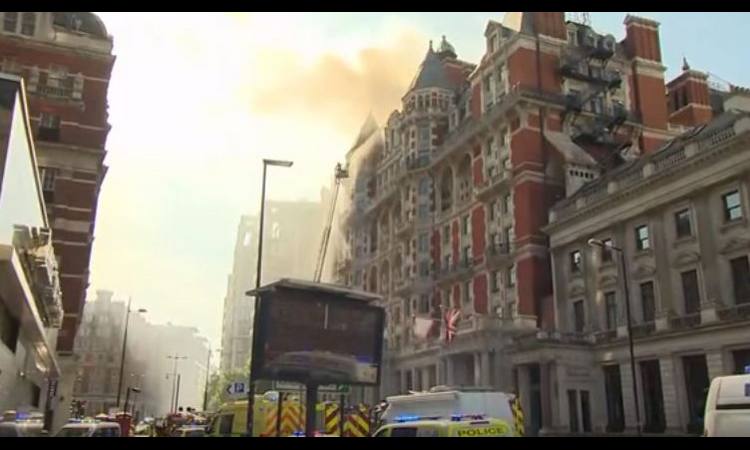 POŽAR U LONDONU: Vatra zahvatila luksuzni hotel u centru grada! (VIDEO)