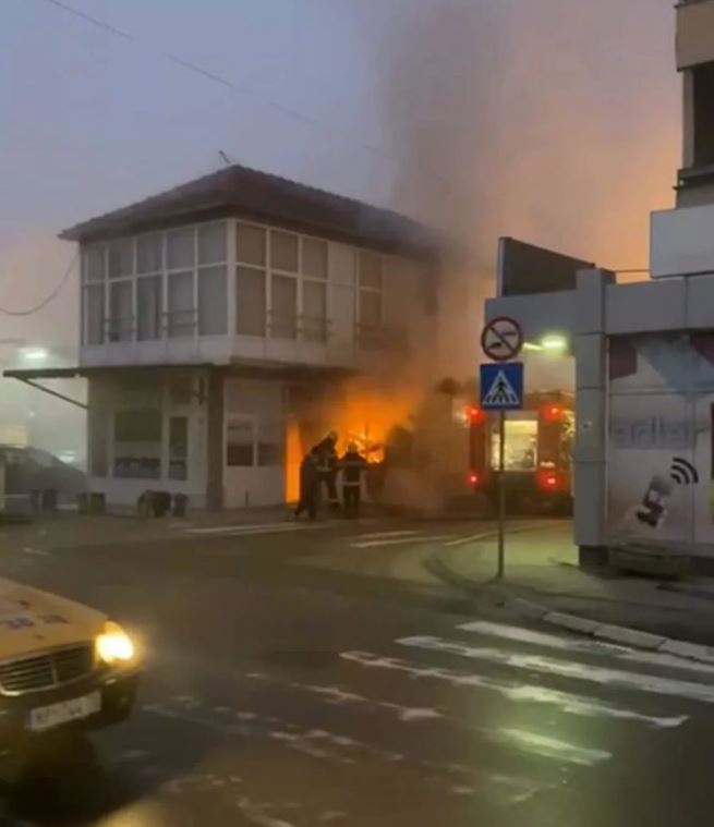 VELIKI POŽAR U NOVOM PAZARU: Vatrogasci se bore sa vatrenom stihijom (FOTO)