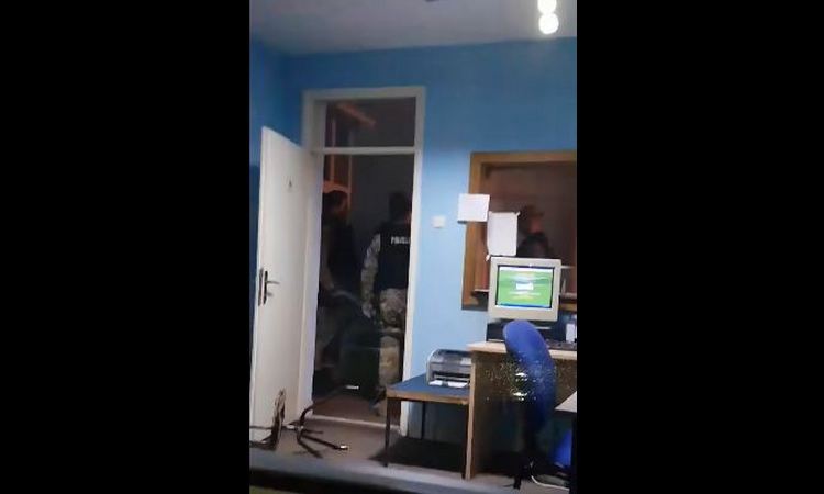 JAVNOST ZGROŽENA: Video snimak specijalaca koji su BRUTALNO PRETUKLI muškarca najgledaniji u BiH! (VIDEO)