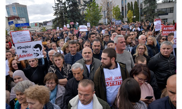 ALJBIN KURTI NA ČELU KOLONE: U Prištini odrzan marš kojim je tražena pravda za Deharija!