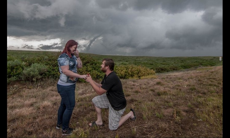 NAJLUĐA PROSIDBA IKADA! Klekao pred ljubav svog života dok im se munjevito približavao tornado! (VIDEO)