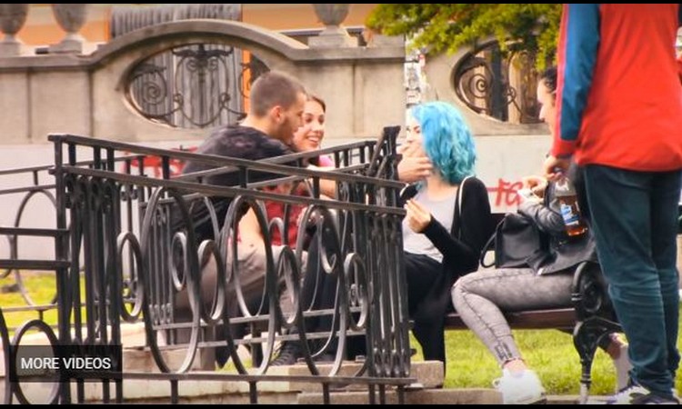 SOCIJALNI EKSPERIMENT: Dečko zaprosio nepoznatu devojku u parku! Njena reakcija je neočekivana! (VIDEO)