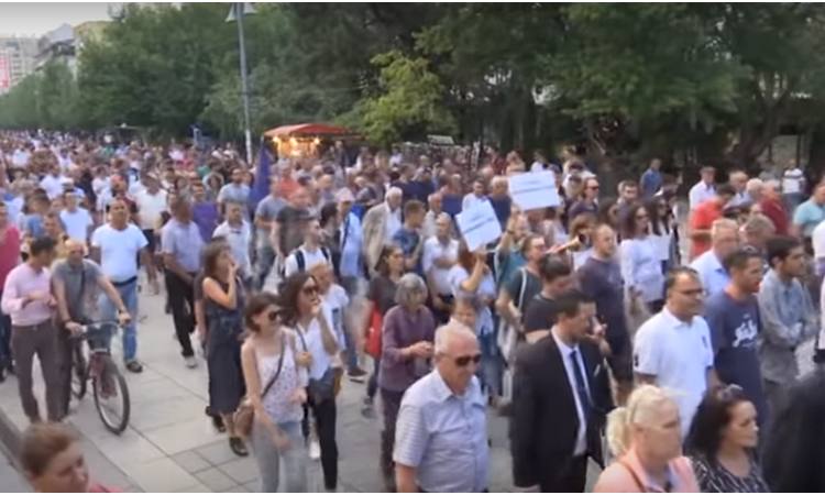 PROTEST U PRIŠTINI: Zahtevaju ostavke Haradinaja i tužioca!