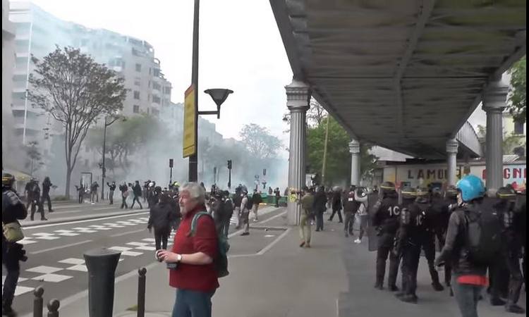 HAOSI U ATINI: Protesti, neredi i paljenje zastave SAD!