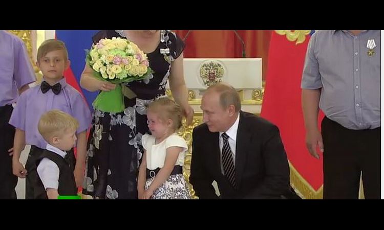 KADA VIŠE NE MOŽEŠ DA SE KONTROLIŠEŠ: Putin tešio uplakanu devojčicu (VIDEO)