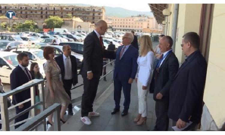 Edi Rama baš nema blama: Albanski premijer se opet pojavio u patikama!