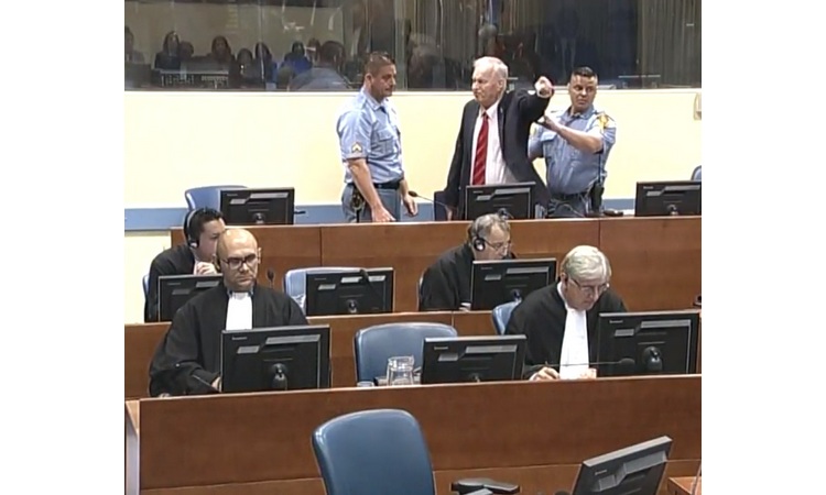 UŽIVO NA HAPPYTV.RS: Ratko Mladić udaljen iz sudnice tokom izricanja presude! (VIDEO)