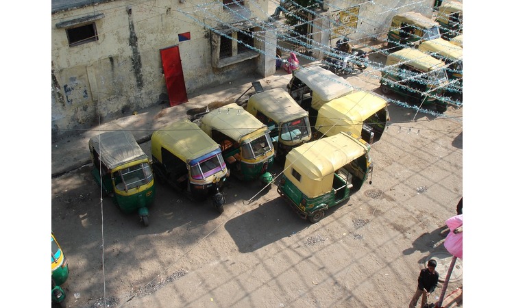 UDES U INDIJI: Teška saobraćajna nesreća u sudaru kamiona i rikše