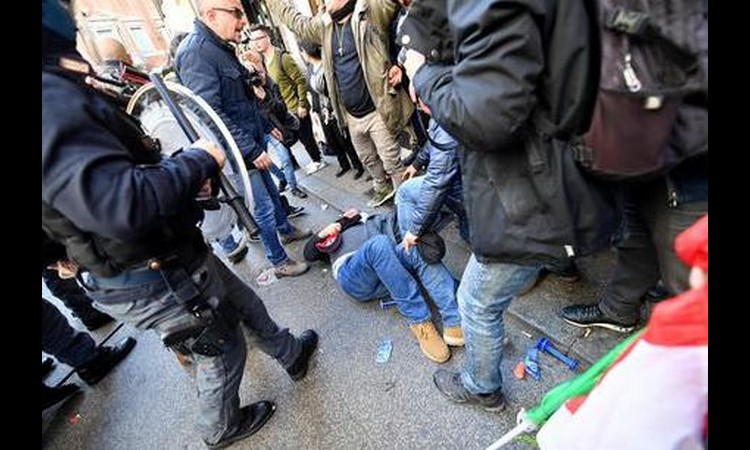 Haos u Rimu: TAKSISTI SE POTUKLI ZBOG KONKURENCIJE!