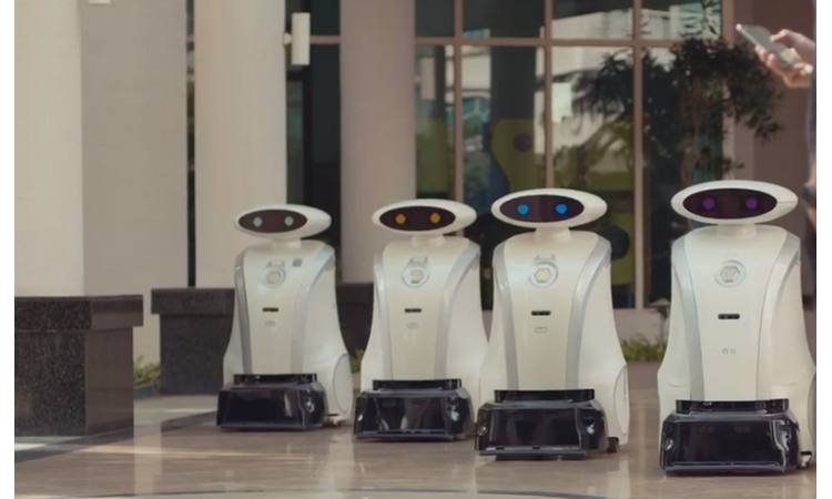 SINGAPUR: 300 robota čistača priča viceve na pet jezika!