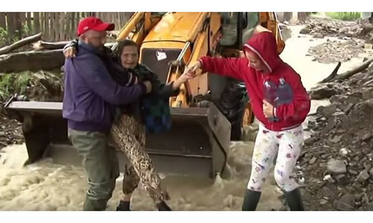 DEDU I DVOJE UNUČADI: Jezive poplave na istoku Rumunije!(VIDEO)