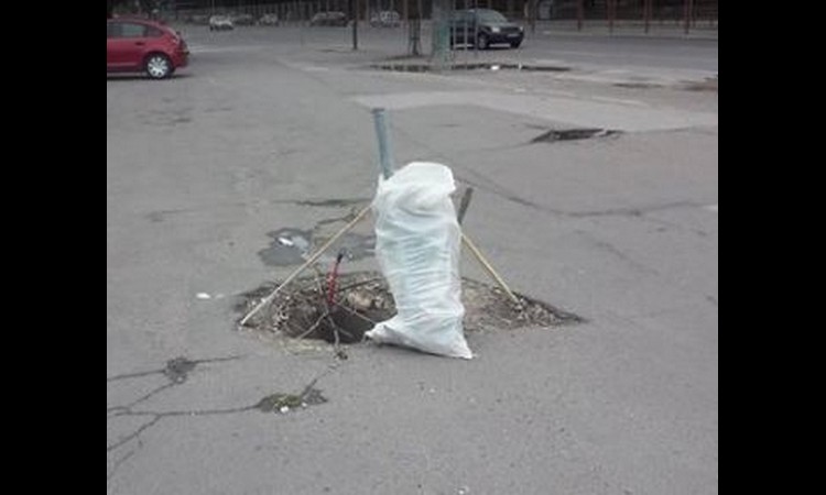 Pešaci i vozači, oprez: Nasred parkinga Beogradskog sajma rupa duboka čak 4 metra! (FOTO)