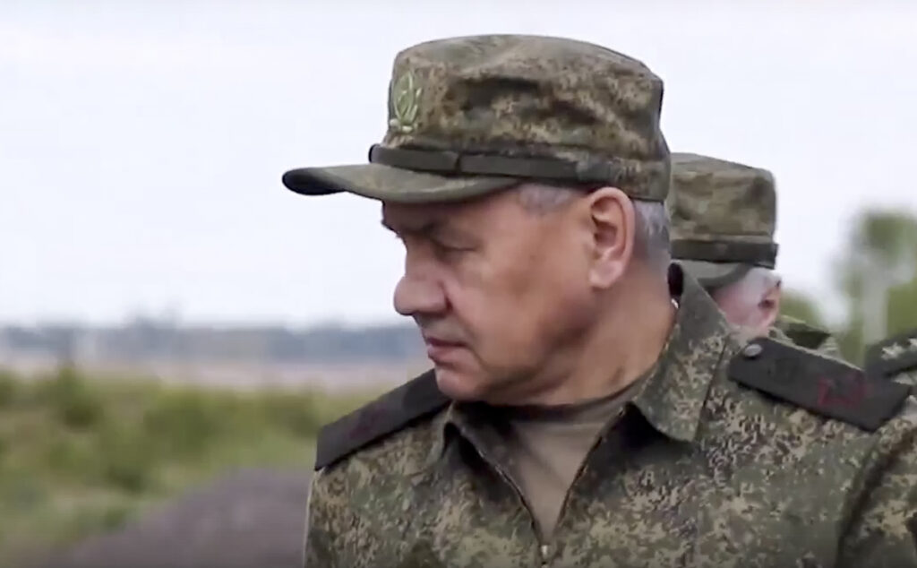 ŠOJGU NA UKRAJINSKOM FRONTU:  Ministar odbrane posetio vojnike u Donjecku i dodelio im medalje