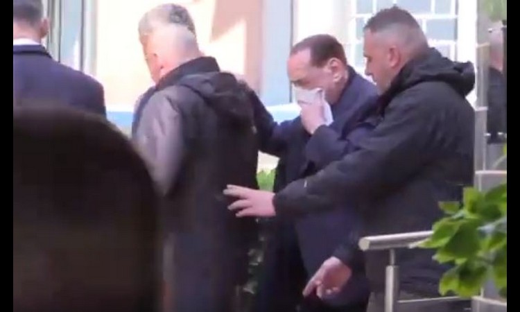 PRIMIO LEKARSKU POMOĆ: Berluskoni pao ispred restorana, završio na ušivanju! (video)