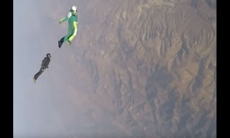 NEVEROVATNO OPASAN PODUHVAT: Amerikanac skočio sa 7.600 metara BEZ PADOBRANA! (VIDEO)