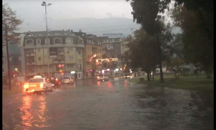 SNAŽNO NEVREME U MAKEDONIJI: Vetar čupa drveće, delovi Skoplja BEZ STRUJE! (VIDEO)