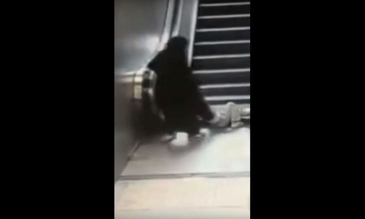 HOROR U TRŽNOM CENTRU: Dečaka PROGUTALE pokretne stepenice! (VIDEO)