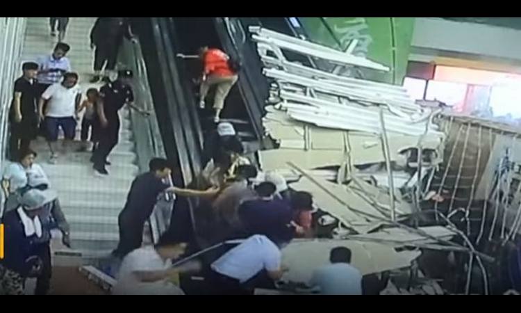 DRAMA U TRŽNOM CENTRU: Pao plafon na turiste koji su se nalezili na pokretnim stepenicama! (VIDEO)