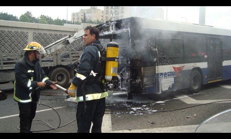 IZGOREO autobus u Beogradu: Vatrogasci sat vremena pokušavali da ugase vatrenu stihiju!