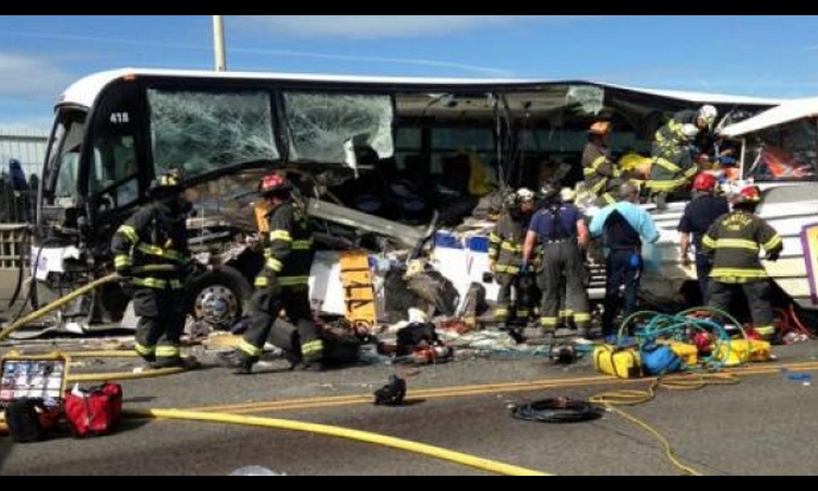 TEŠKA SAOBRAĆAJNA NESREĆA: Sudarila se dva autobusa, poginulo 17 ljudi!
