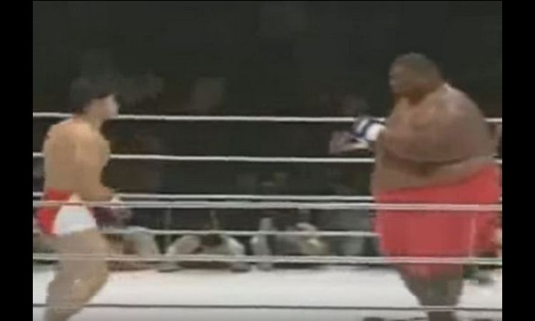 NEVEROVATNO: Pogledajte šta se dogodi kada borac od 75 kg uđe u ring protiv sumo rvača od 275 kilograma! (VIDEO)