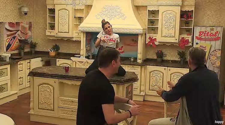 MUŠKARCI VILE OČARANI! Popela se na sto, pa odigrala VREO PLES! (FOTO)