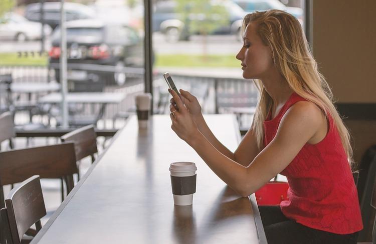 SVI TO RADIMO: Psiholoži objašnjavaju zašto proveravamo telefone svojih partnera