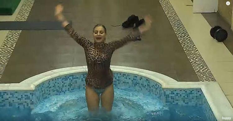 ŽELI SAMO JEDNO! Teodora u bazenu moli baku OVO! (FOTO)