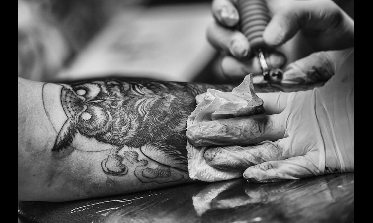ISTRAŽIVANJA POKAZUJU: Materije štetne po zdravlje u 83 odsto mastila za tetovažu u Americi