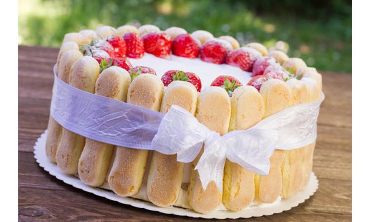 PROFESIONALAC VAM NE TREBA: Sami napravite TORTU SA PIŠKOTAMA I JAGODAMA! Idealna je za svaku proslavu! (FOTO)