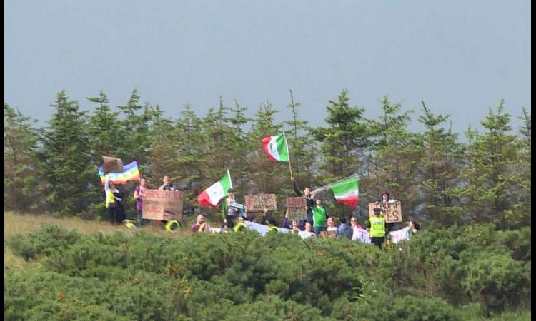 „ČOVEK JE IDIOT“: Demonstranti upali na TRAMPOV golf teren u Škotskoj