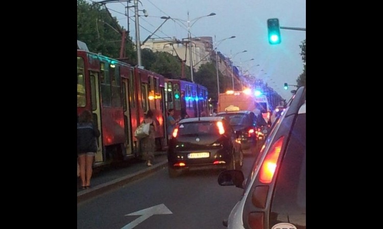 UDES U BULEVARU: Sudar tramvaja i automobila, zaustavljen saobraćaj!