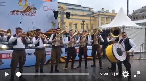 RUSI UZ SRPSKE TRUBAČE SLAVILI 9 MAJ: Poglejdate video!
