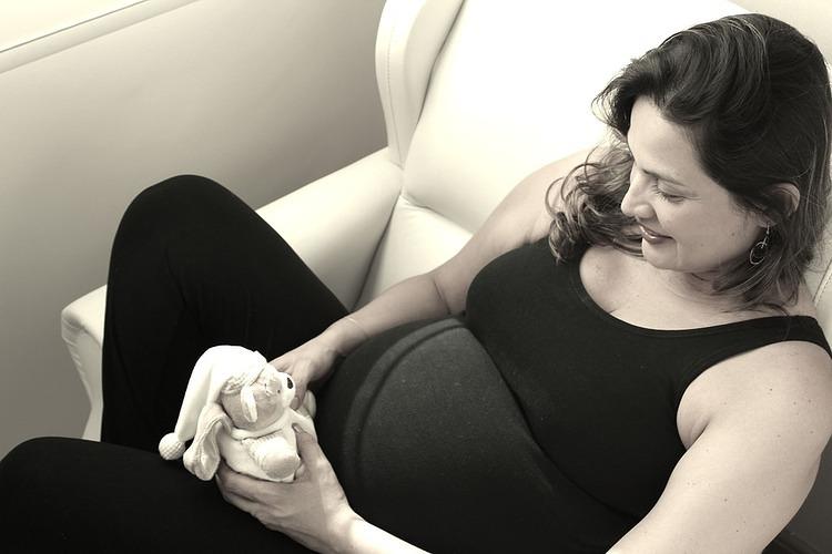 KROZ ŠTA SVE PROLAZE MAJKE: Evo kako trudnoća TAČNO menja telo žene! (VIDEO)
