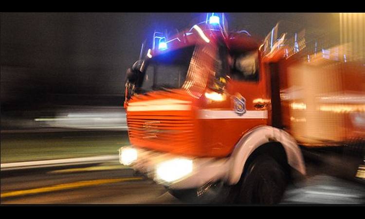 GORI PRODAVNICA U ZEMUNU: Vatrogasci razbijaju staklo da bi ušli u objekat (VIDEO)