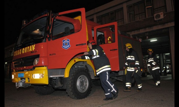 GORI KIOSK BRZE HRANE NA VOŽDOVCU: Policija i vatrogasci na terenu