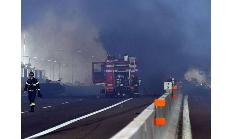 SNAŽNE EKSPLOZIJE U ITALIJI:  Trojica vatrogasaca poginula!