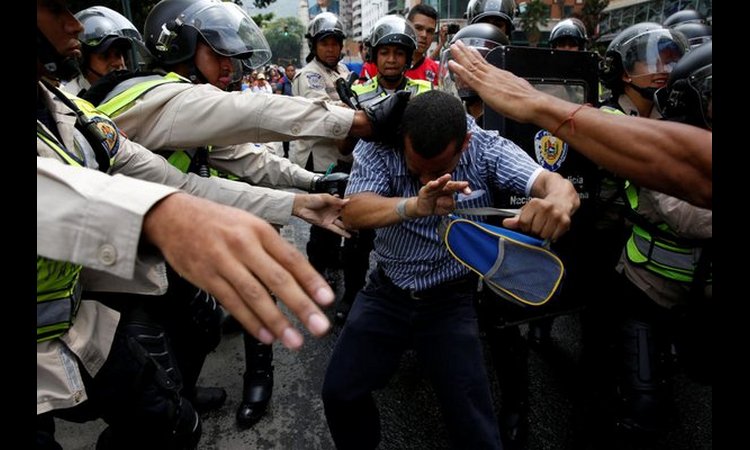 „UMIREMO OD GLADI, DIKTATORI“: Policija se sukobila sa hiljadama demonstranata (FOTO)