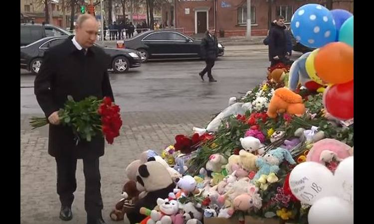 PUTIN POLOŽIO CVEĆE NA ZGARIŠTE TRŽNOG CENTRA: Zbog nemara 64 ljudi izgubilo život! (VIDEO)