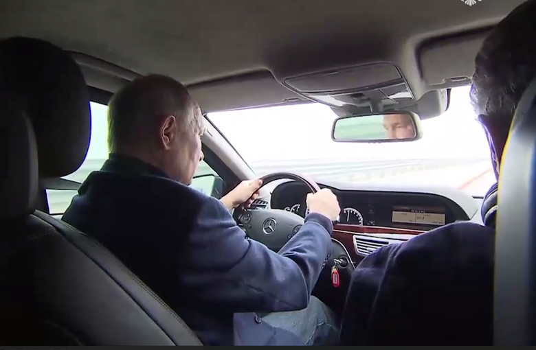 PUTIN LIČNO IZVRŠIO INSPEKCIJU KRIMSKOG MOSTA: Predsednik Rusije za volanom "Mercedesa" obilazi radove (VIDEO)