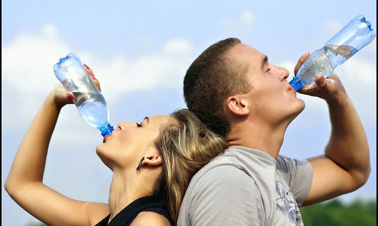 LEKARI UPOZORAVAJU: Ovo su znaci koji pokazuju da treba da pijete više vode